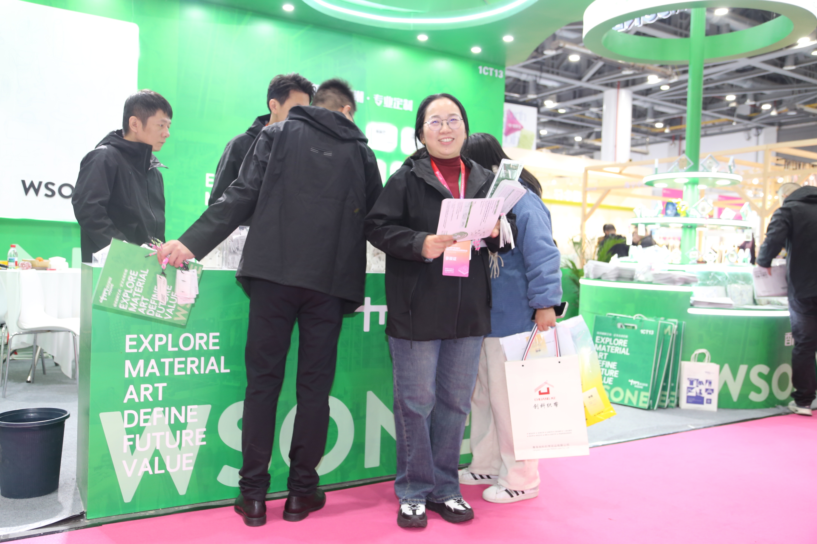 首日盛況，僅是華章序曲。超35000+專業(yè)觀眾的信任與選擇，為本屆博覽會寫下了輝煌的開篇。2025第35屆中國（杭州）國際紡織服裝供應(yīng)鏈博覽會將繼續(xù)以開放的姿態(tài)、專業(yè)的服務(wù)，與全球紡織服裝同仁一道，于變局中開新局，于合作中贏未來。12月5-6日，更多精彩持續(xù)上演！我們期待在杭州國際博覽中心，與您繼續(xù)相約，共譜行業(yè)發(fā)展新篇章！