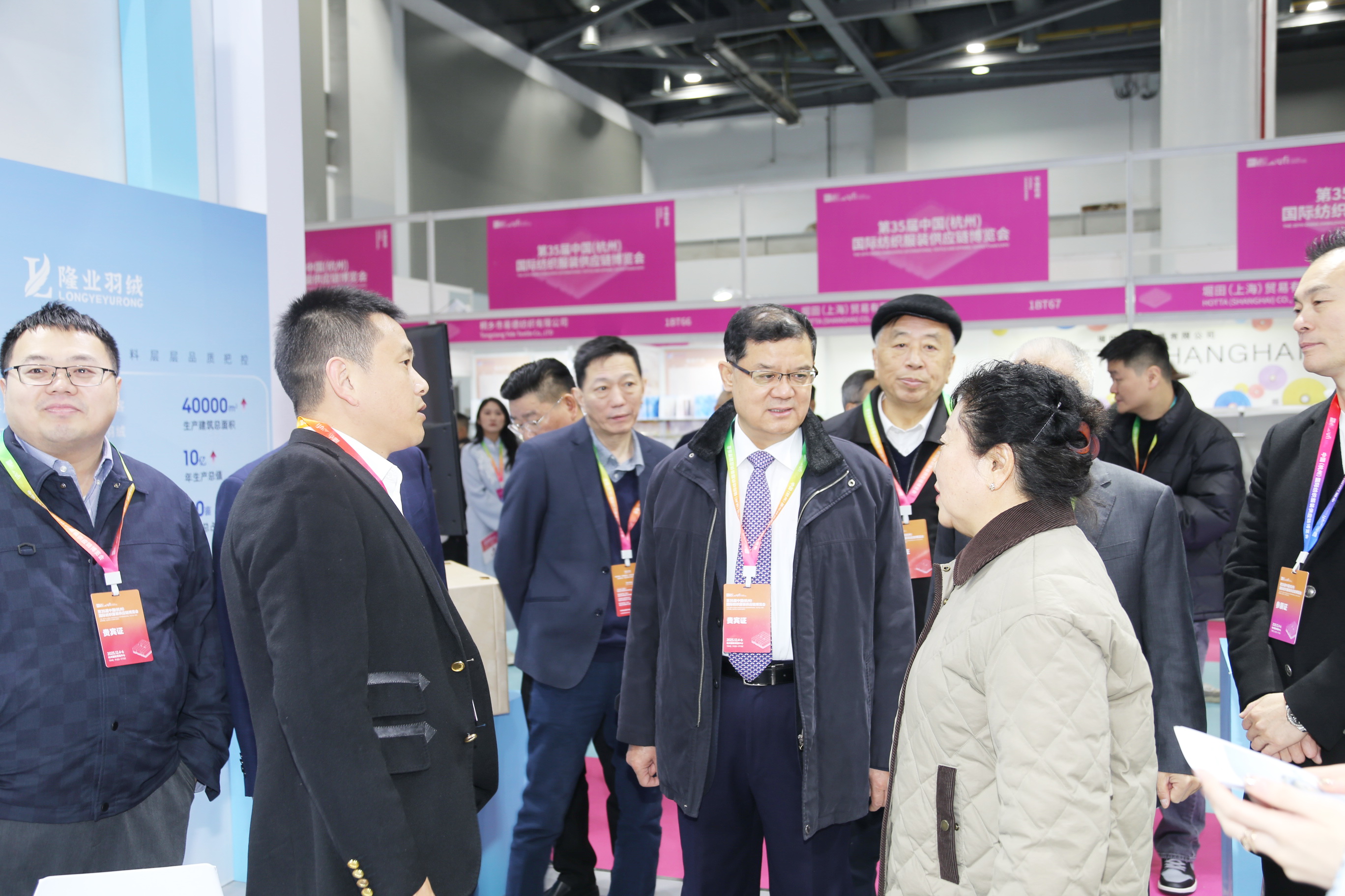 首日盛況，僅是華章序曲。超35000+專業(yè)觀眾的信任與選擇，為本屆博覽會寫下了輝煌的開篇。2025第35屆中國（杭州）國際紡織服裝供應(yīng)鏈博覽會將繼續(xù)以開放的姿態(tài)、專業(yè)的服務(wù)，與全球紡織服裝同仁一道，于變局中開新局，于合作中贏未來。12月5-6日，更多精彩持續(xù)上演！我們期待在杭州國際博覽中心，與您繼續(xù)相約，共譜行業(yè)發(fā)展新篇章！