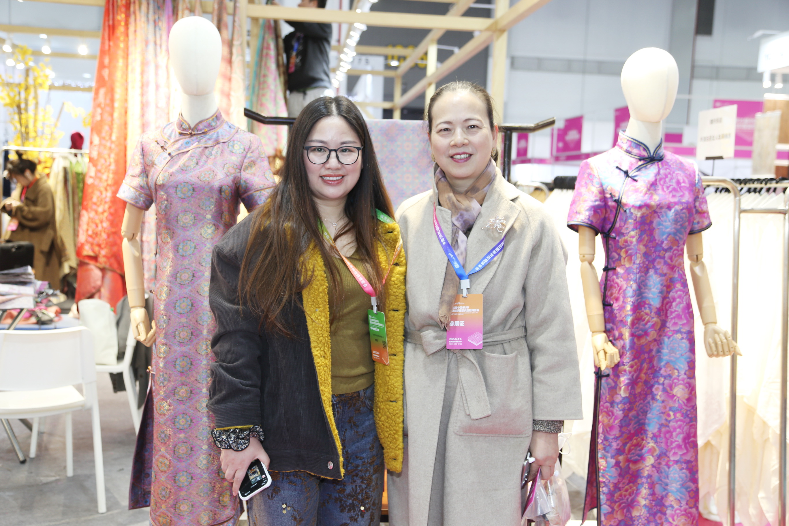 首日盛況，僅是華章序曲。超35000+專業(yè)觀眾的信任與選擇，為本屆博覽會寫下了輝煌的開篇。2025第35屆中國（杭州）國際紡織服裝供應(yīng)鏈博覽會將繼續(xù)以開放的姿態(tài)、專業(yè)的服務(wù)，與全球紡織服裝同仁一道，于變局中開新局，于合作中贏未來。12月5-6日，更多精彩持續(xù)上演！我們期待在杭州國際博覽中心，與您繼續(xù)相約，共譜行業(yè)發(fā)展新篇章！